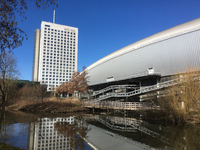 900266 Gezicht op de achterzijde van het stadion Galgenwaard (Herculesplein) te Utrecht, vanaf het jaagpad langs de ...